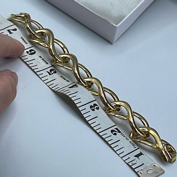 Vintage gold tone large link chain bracelet. - Picture 4 of 6